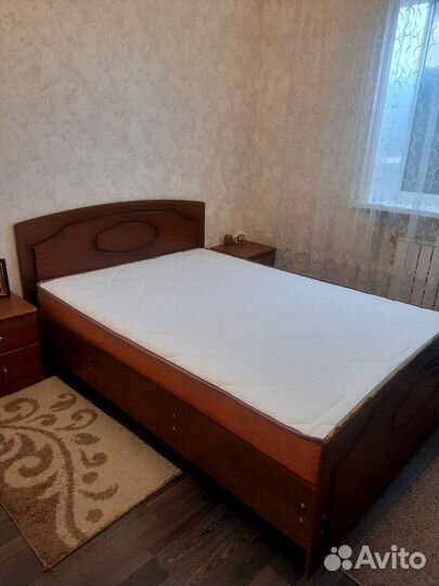 Кровать с матрасом, тумбочки