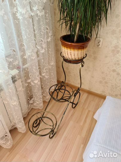 Подставка для цветов напольная металлическая