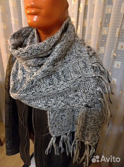 Большой длинный шарф с узором косы и кистями