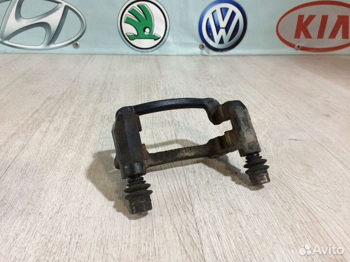 Скоба суппорта задняя левая Solaris Rio 3