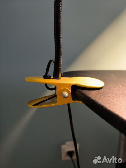 Лампа настольная на прищепке