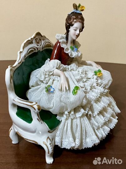 Дама на диване. ackermann & fritze