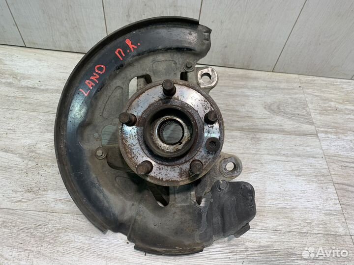 Кулак передний правый Land Rover Freelander 2