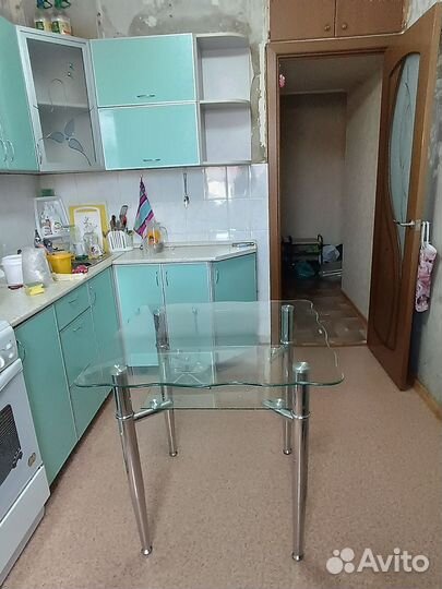 Стол и стулья