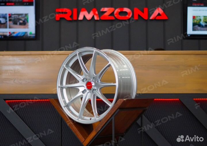 Литые диски Rays R17 на Rio, Solaris, Vesta