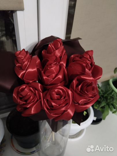 Розы из атласных лент
