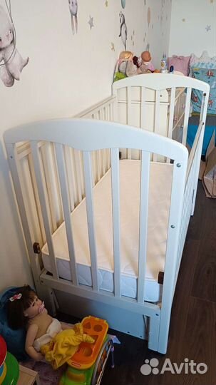 Детская кроватка с маятником и матрасом