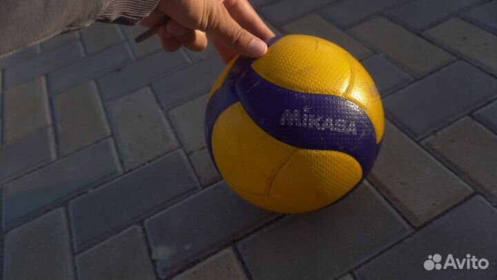 Волейбольный мяч Mikasa v200w