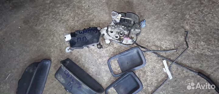 Замок ручка двери на субару Импреза 96г