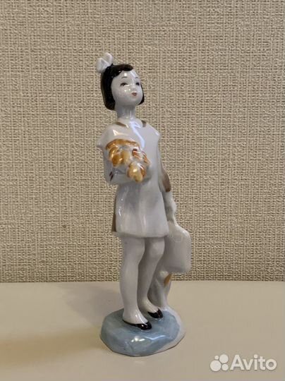 Фарфоровая статуэтка 