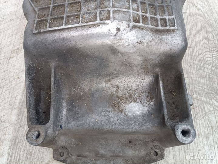 Поддон двигателя картер Caravan 4 2.4 EDZ