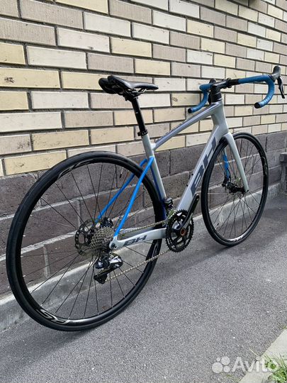 Испанский карбоновый велосипед BH Qartz ACR 4.0