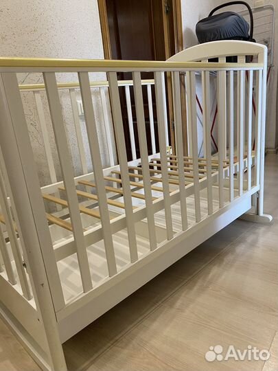 Детская кроватка с продольным маятником