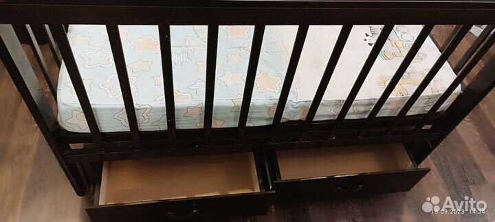 Детская кроватка с маятником и ящиками