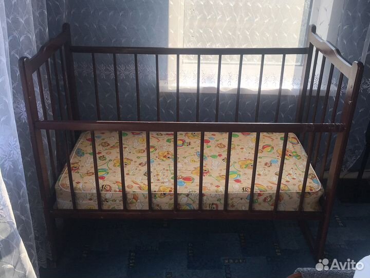 Детская кроватка с маятником