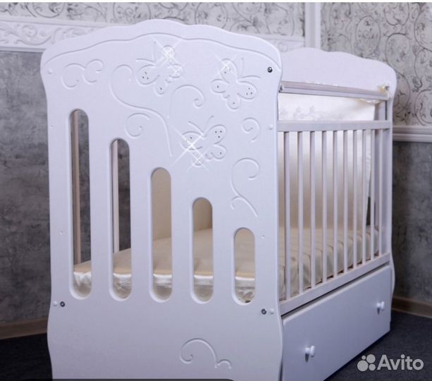 Детская кроватка с маятником