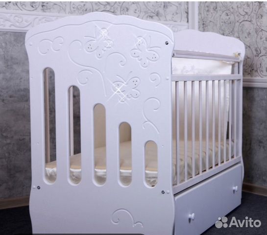 Детская кроватка с маятником