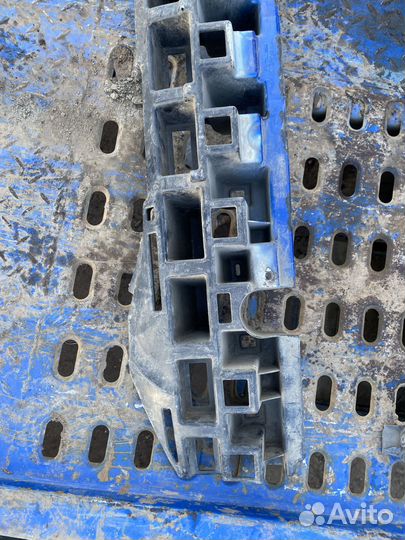 Передний усилитель бампера Hyundai Solaris