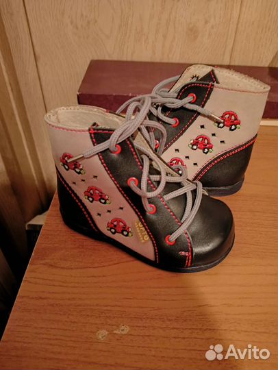 Детские ботинки