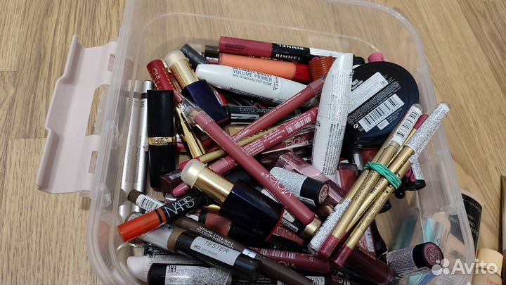 Много косметики