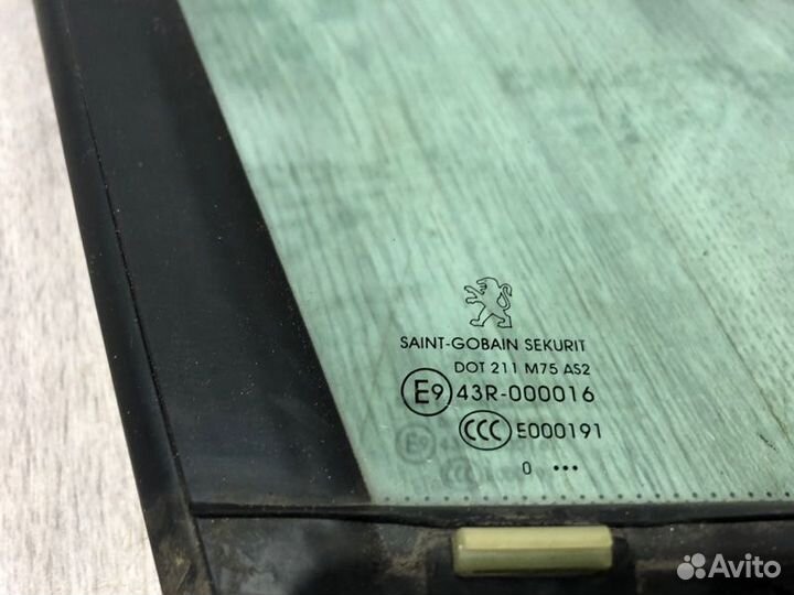 Форточка двери передняя правая Peugeot 308 EP6