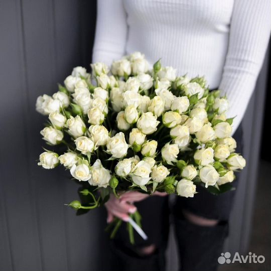 Букет из 15 белых кустовых роз
