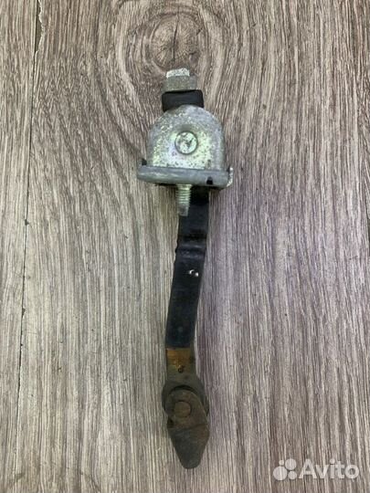 Ограничитель двери передний правый Opel Corsa D