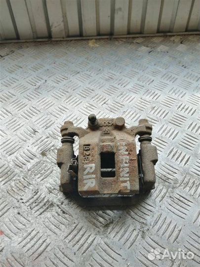 Суппорт тормозной задний правый Infiniti M35 Y50