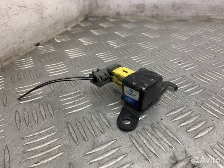 Датчик airbag передний правый Pontiac Vibe 1 1zzfe