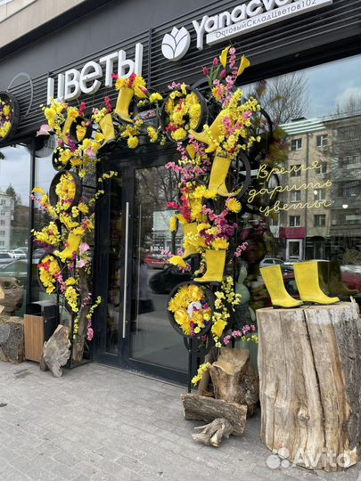 Продавец в магазин цветы