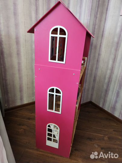 Кукольный домик с мебелью и куклами