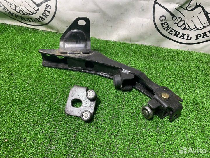 Петля двери задняя левая Mitsubishi Delica PD6W