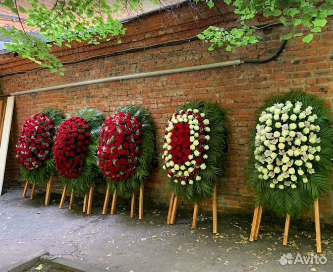 Из живых цветов венки траурные