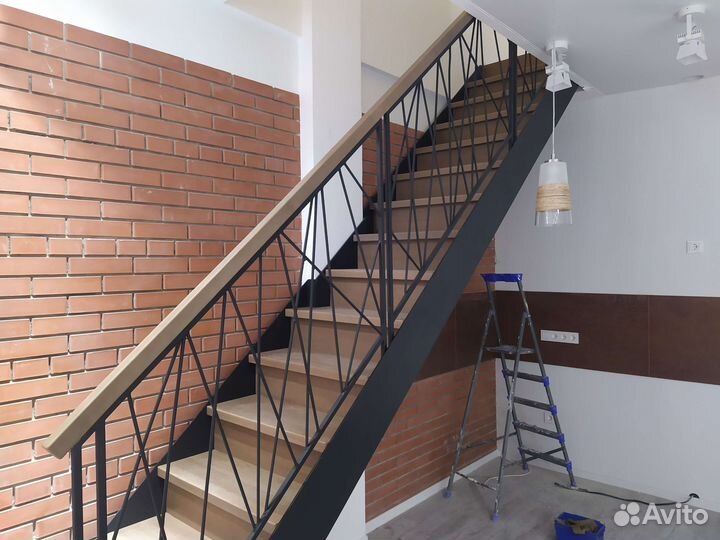 Лестница на металлокаркасе в дом