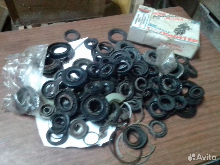 Швейная машинка, запчасти к мотоциклу, бензопила