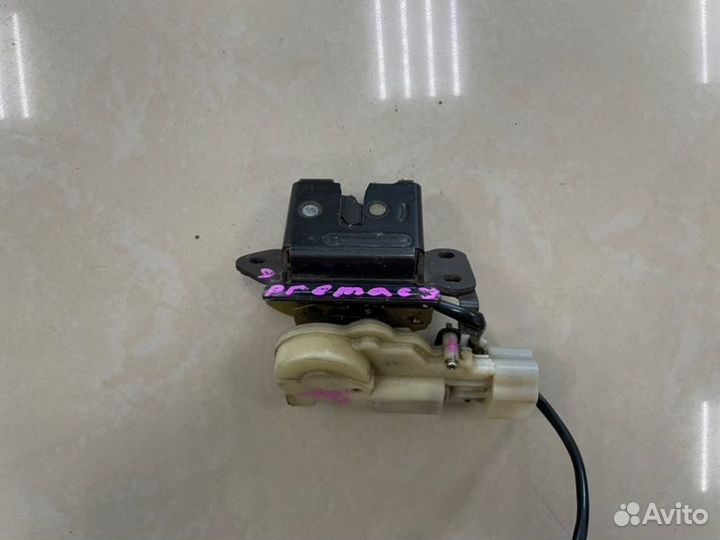 Замок крышки багажника Mazda Premacy минивен RF