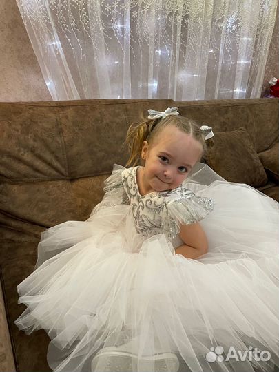 Пышное праздничное блестящее платье