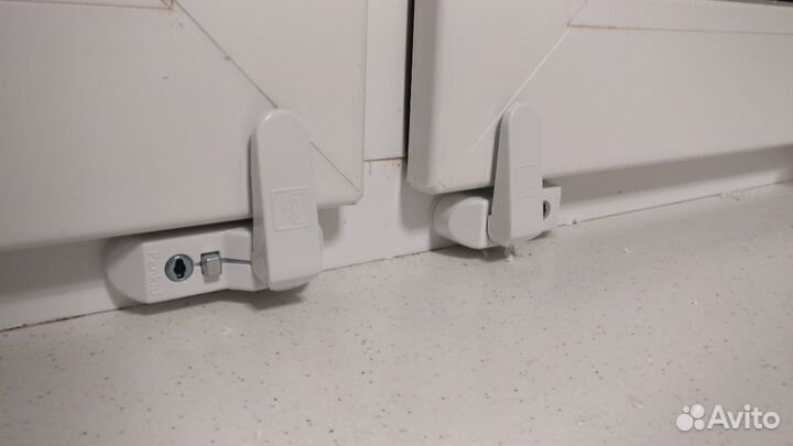 Замок от детей на окна флажковый