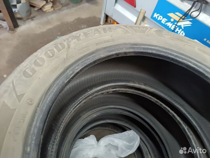 Goodyear UltraGrip SUV 235/55 R19 105T