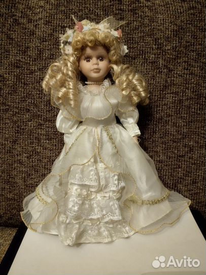 Кукла фарфоровая коллекционная,высота куклы 35 см