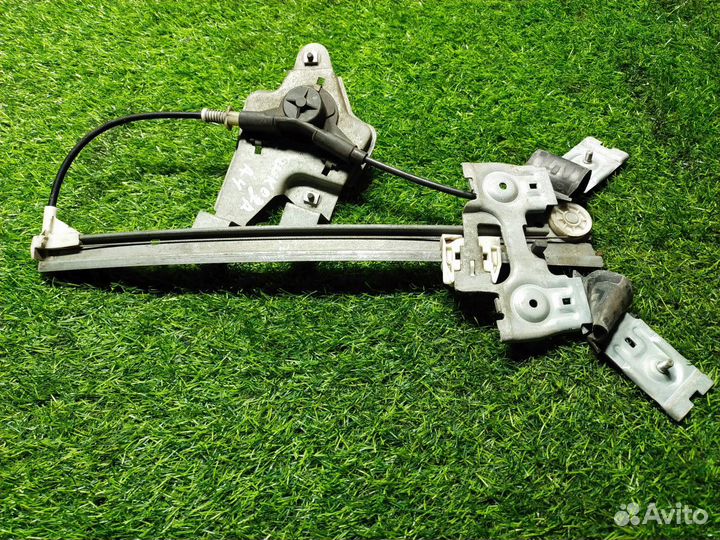 Стеклоподъемник механ. задний левый Skoda Octavia