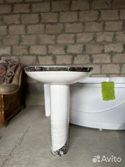 Раковина с ножкой