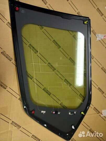 Стекло багажного отсека левое Lexus LX570/450D