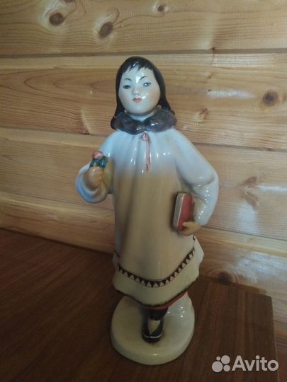 Статуэтка, Девочка -якутка с цветком и книгой, лфз