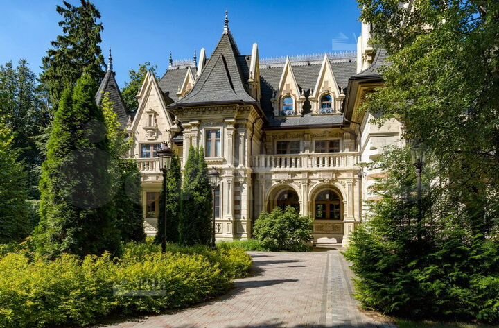 Дом 2164 м² на участке 57 сот.