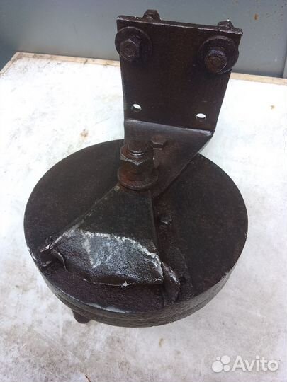 Старинная зернодробилка,жернова, мельница