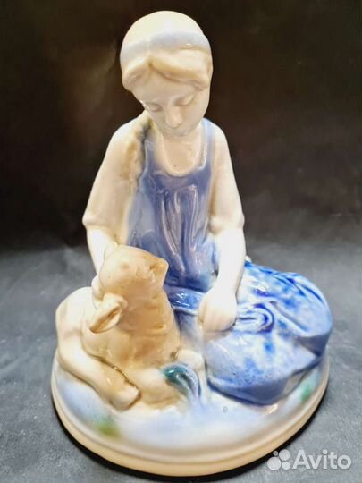 Фарфоровая статуэтка- аленушка С козленком. гжель