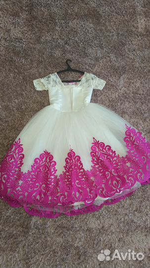 Очень нарядное рлатье для девочки размер 38