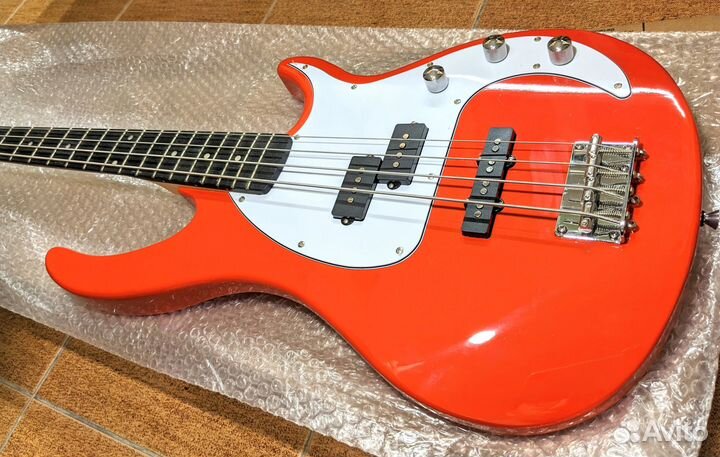 Бас гитара Peavey Milestone Red