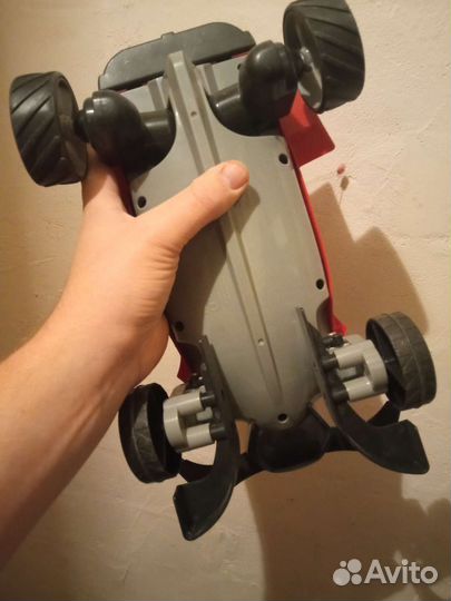 Машина амфибия,плывет,едет